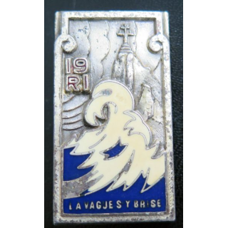 19° RI : insigne du 19° régiment d'infanterie Drago La vague s'y brise