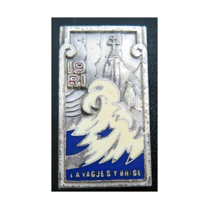 19° RI : insigne du 19° régiment d'infanterie Drago La vague s'y brise