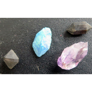 4 Cristaux de pierre (2,5 cm le plus grand) Améthyste ?  turquoise ? tourmaline ?