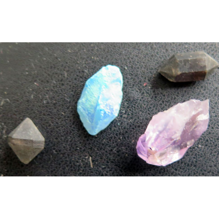 4 Cristaux de pierre (2,5 cm le plus grand) Améthyste ?  turquoise ? tourmaline ?