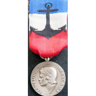 FRANCE : médaille du travail du ministère de la Défense Marine attribuée à L. Poisvert 1989 argentée