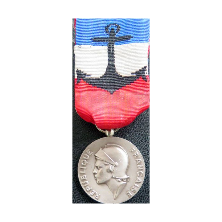 FRANCE : médaille du travail du ministère de la Défense Marine attribuée à L. Poisvert 1989 argentée