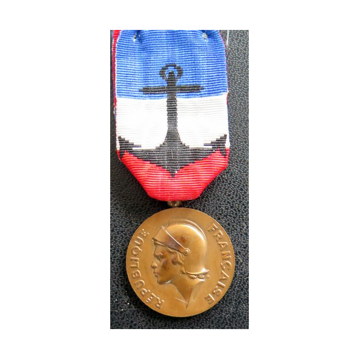 FRANCE : médaille du travail du ministère de la Défense Marine attribuée à L. Poisvert 1984 Bronze