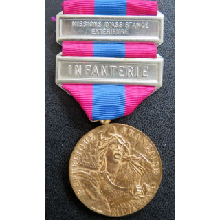 FRANCE : médaille de bronze de la défense nationale avec barrettes Infanterie et missions d'assistance extérieure