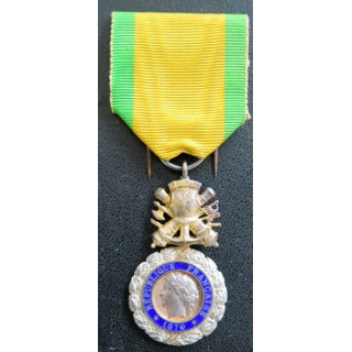 FRANCE : médaille militaire 3° république en argent avec défaut d'émail au revers