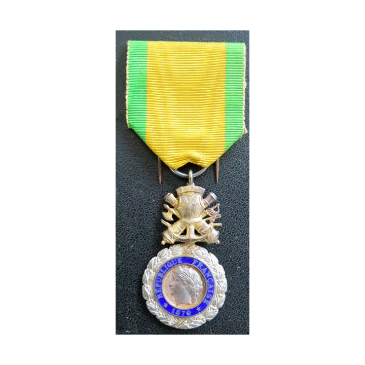 FRANCE : médaille militaire 3° république en argent avec défaut d'émail au revers
