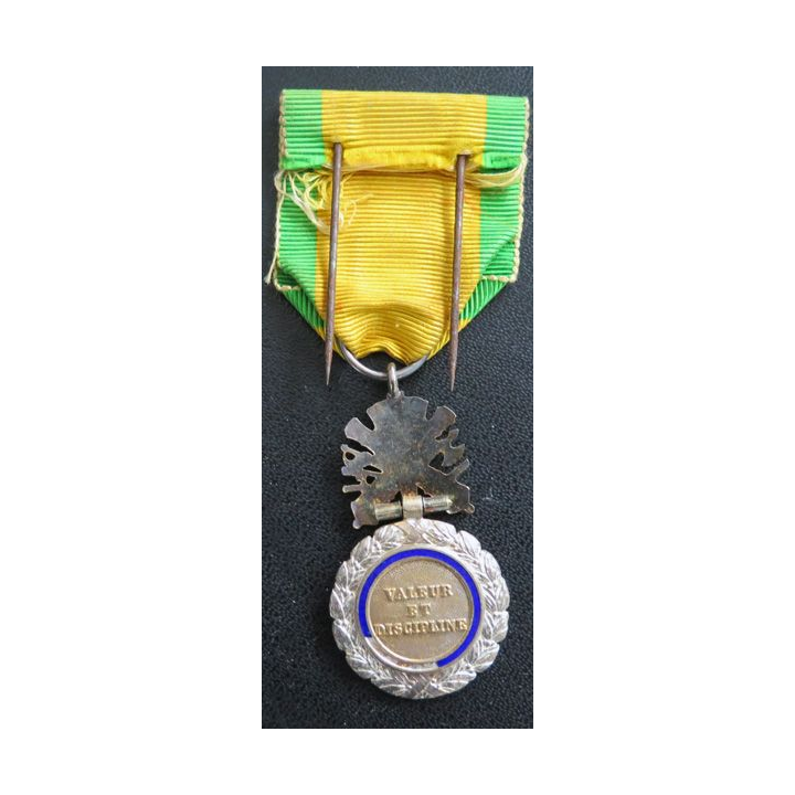 FRANCE : médaille militaire 3° république en argent avec défaut d'émail au revers