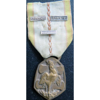 FRANCE : médaille commémorative de la guerre 1939-1945 avec 3 barrettes miniatures