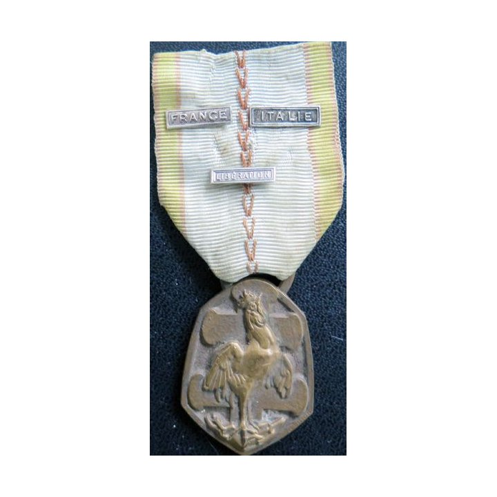 FRANCE : médaille commémorative de la guerre 1939-1945 avec 3 barrettes miniatures
