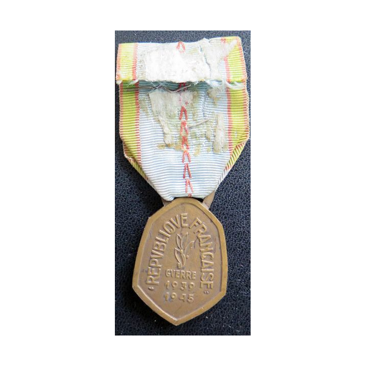 FRANCE : médaille commémorative de la guerre 1939-1945 avec 3 barrettes miniatures