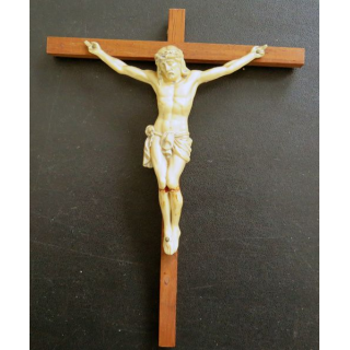 Crucifix en bois et plastique 18 cm de hauteur