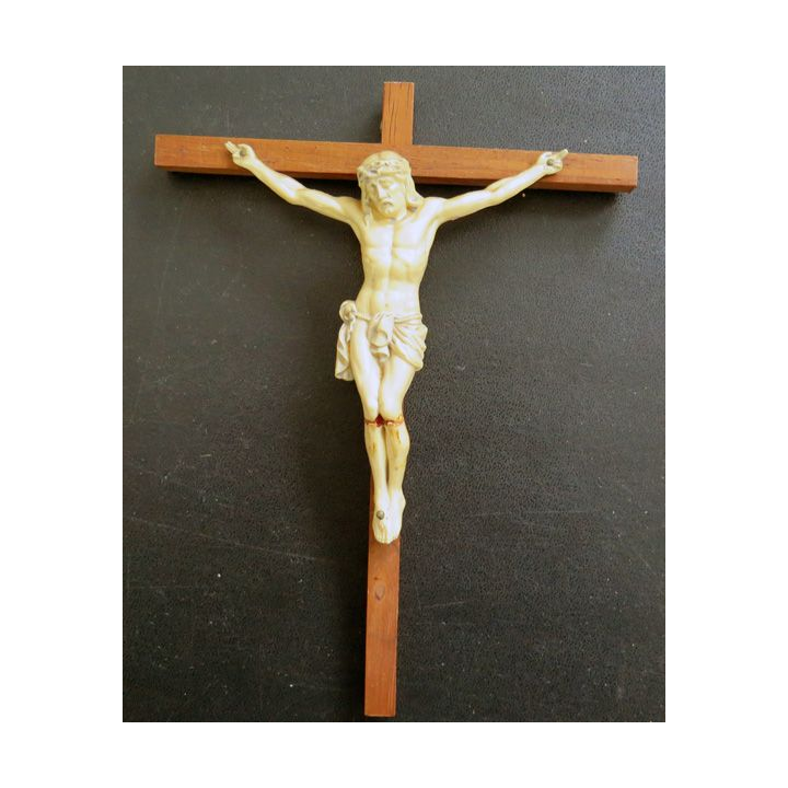 Crucifix en bois et plastique 18 cm de hauteur
