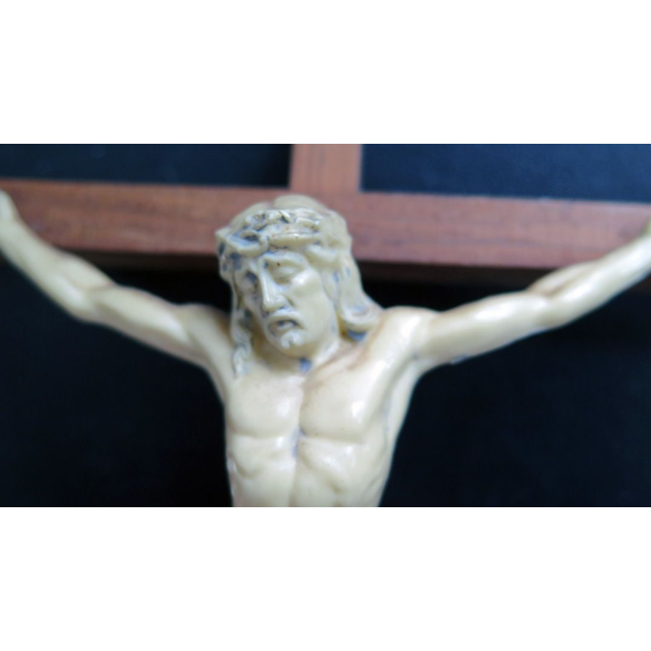 Crucifix en bois et plastique 18 cm de hauteur