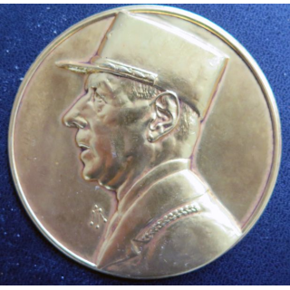 Plaque emboutie dorée du Général de Gaulle 7 cm de diamètre