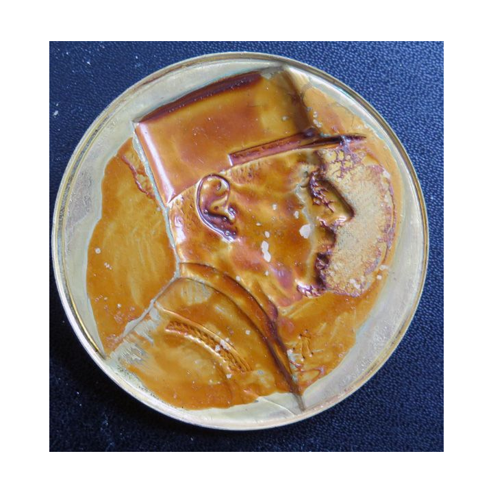 Plaque emboutie dorée du Général de Gaulle 7 cm de diamètre