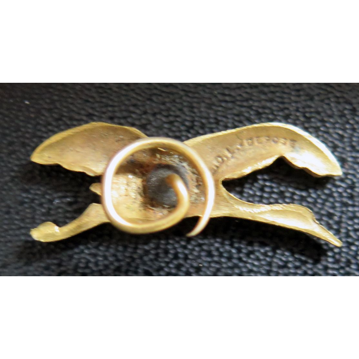 Insigne en métal embouti d'une cigogne escadrille ? 3 cm de largeur