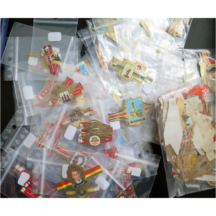 Boite contenant plus de 450 bagues de cigares dont de très nombreuses différentes