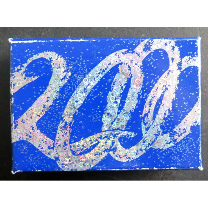 Boite année 2000 en carton épais 9 x 6 x 3,7 cm