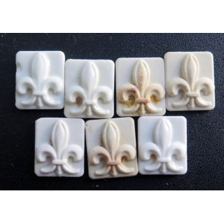 Lot de 7 Fèves type Fleur de Lys en céramique