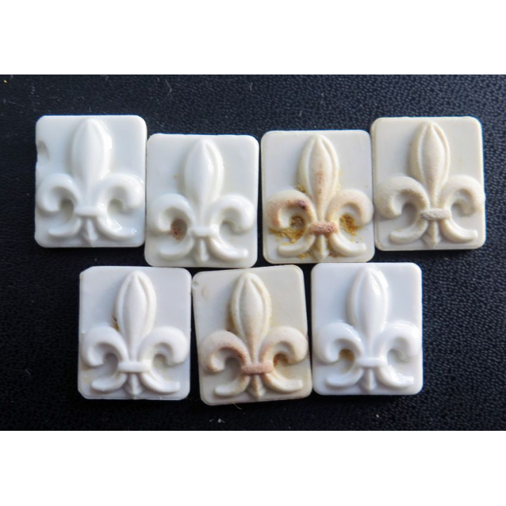 Lot de 7 Fèves type Fleur de Lys en céramique