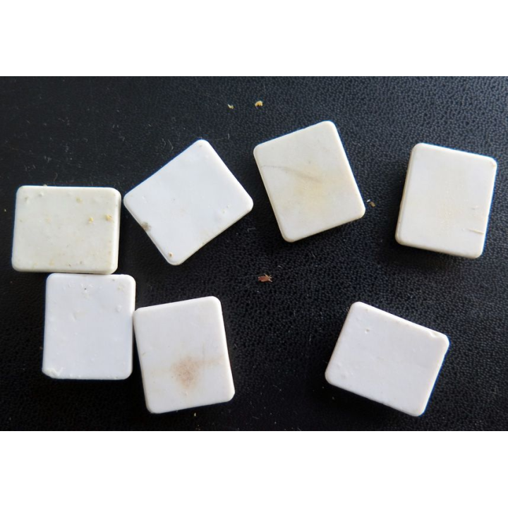 Lot de 7 Fèves type Fleur de Lys en céramique