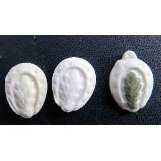 Lot de 3 Fèves type fer à cheval et feuille de chêne en céramique