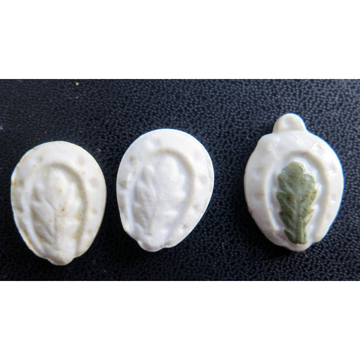 Lot de 3 Fèves type fer à cheval et feuille de chêne en céramique