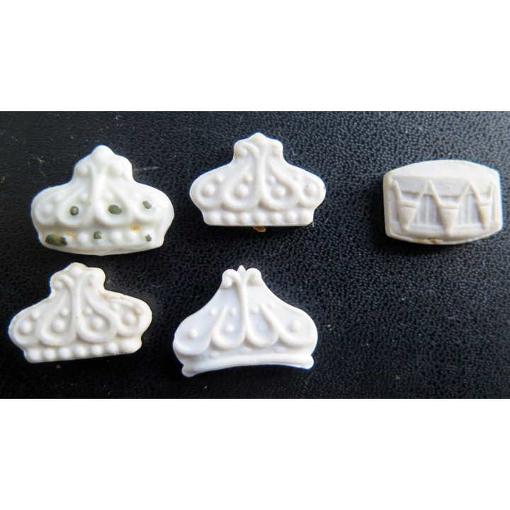 Lot de 5 Fèves type couronne et tambour en céramique