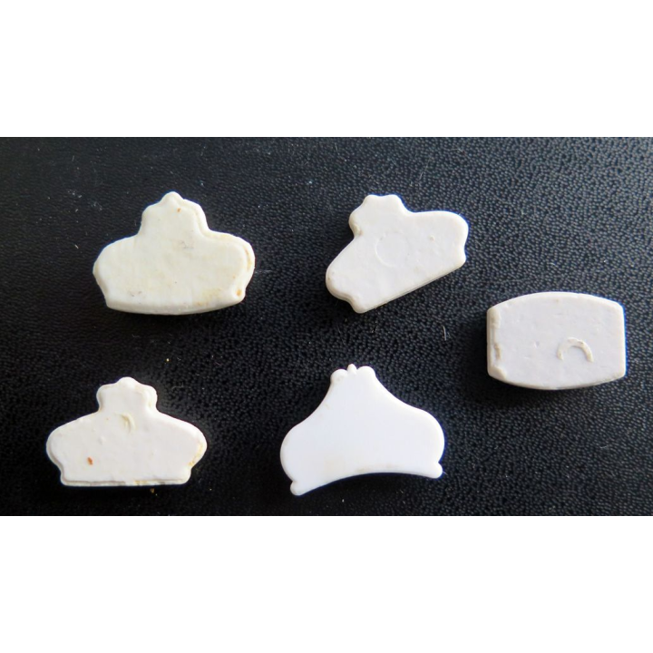 Lot de 5 Fèves type couronne et tambour en céramique