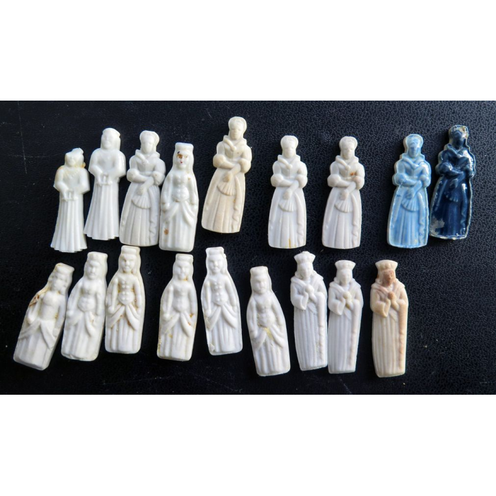 Lot de 18 Fèves type Rois et reines en céramique
