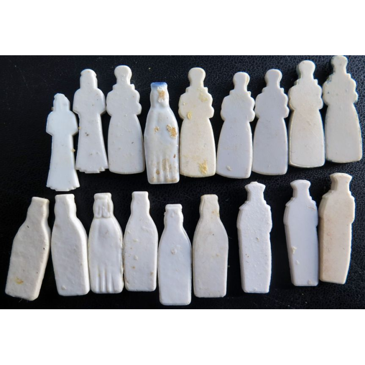 Lot de 18 Fèves type Rois et reines en céramique