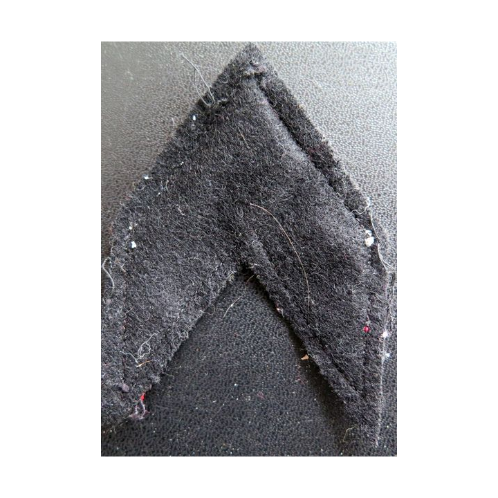 Galon de Caporal Chef PDL rouge et argenté sur tissu bleu noir 