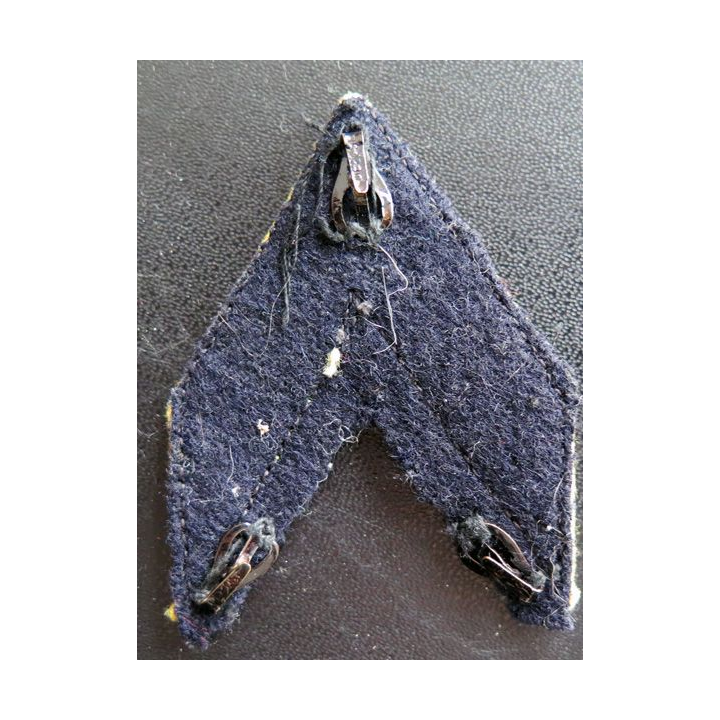 Galon de Caporal jaune sur tissu bleu noir