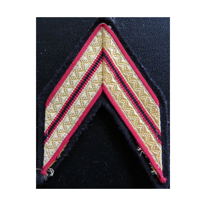 Galon de Sergent ADL  jaune bordé rouge sur tissu bleu noir sur scratch