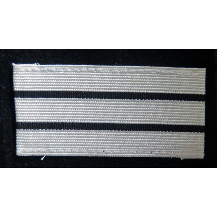 Galon de capitaine de gendarmerie sur fond bleu noir neuf