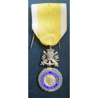 FRANCE : médaille militaire 3° république en argent avec défaut d'émail au revers