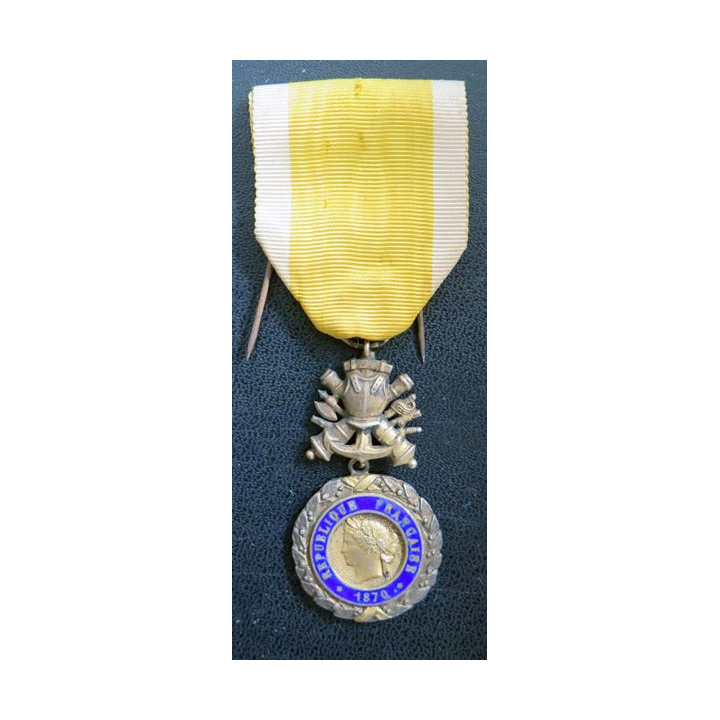 FRANCE : médaille militaire 3° république en argent avec défaut d'émail au revers