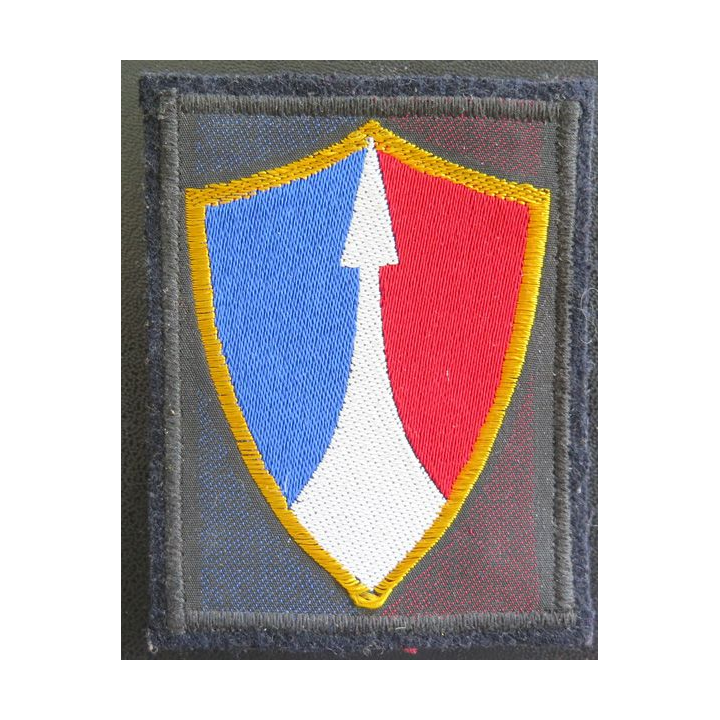 2° CA : insigne tissu du 2° Corps d'armée avec chiffre avec 4 crochets arrière
