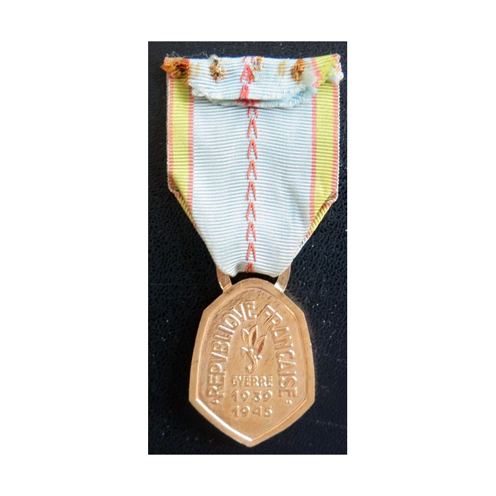 FRANCE : Médaille commémorative 1939-1945 2° guerre mondiale avec agrafes " Engagés Volontaires " et " Italie "