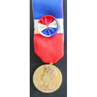 FRANCE : Médaille du travail du ministère du travail en vermeil attribuée à L. Vasseur 1975