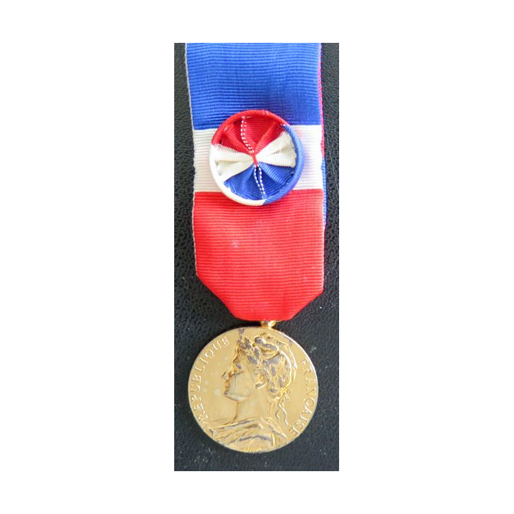 FRANCE : Médaille du travail du ministère du travail en vermeil attribuée à L. Vasseur 1975