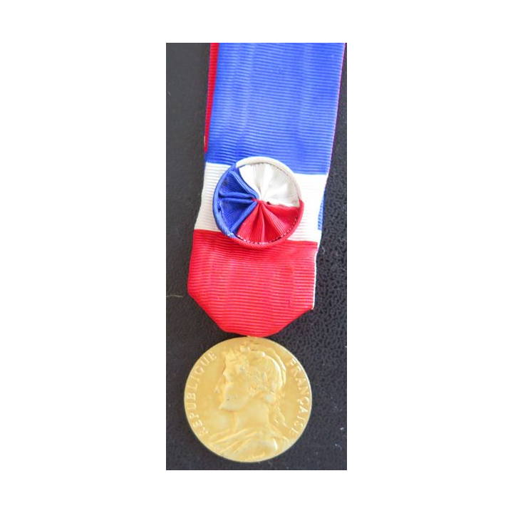 FRANCE : Médaille du travail du ministère du travail en vermeil attribuée à L. Vasseur 1975
