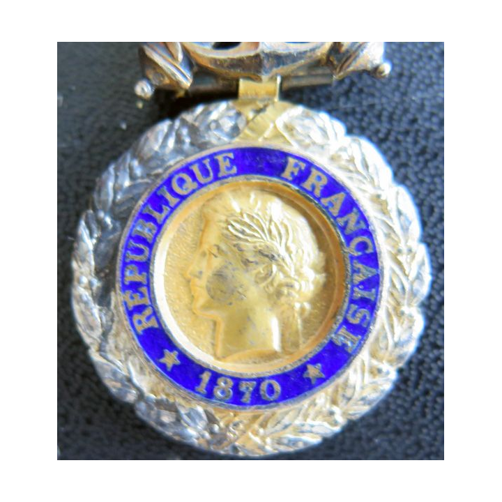 FRANCE : médaille militaire 3° république en argent avec défaut d'émail au revers
