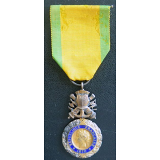 FRANCE : médaille militaire 3° république en argent avec défaut d'émail au revers