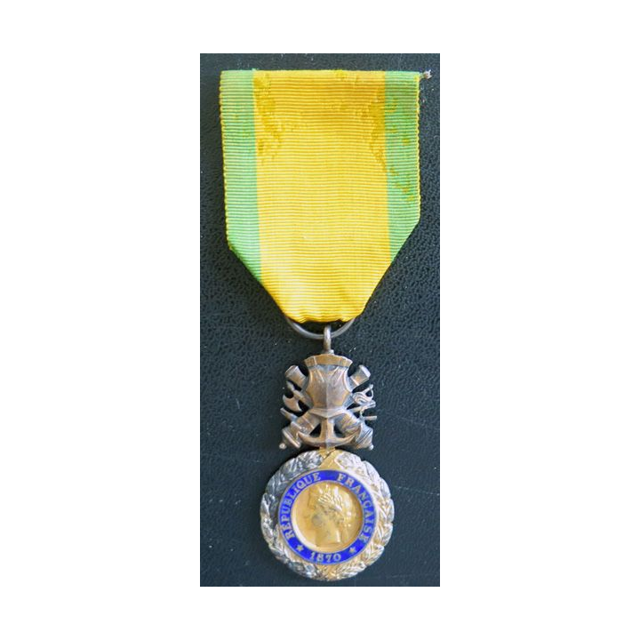 FRANCE : médaille militaire 3° république en argent avec défaut d'émail au revers