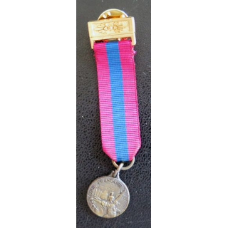 FRANCE : médaille miniature de la défense nationale en bronze montée sur barrette pour spencer