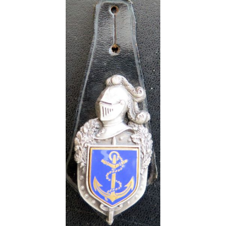 GENDARMERIE : vieil insigne de la Direction de la gendarmerie d'Outre-mer avec écu lisse et doré émaillé sur cuir