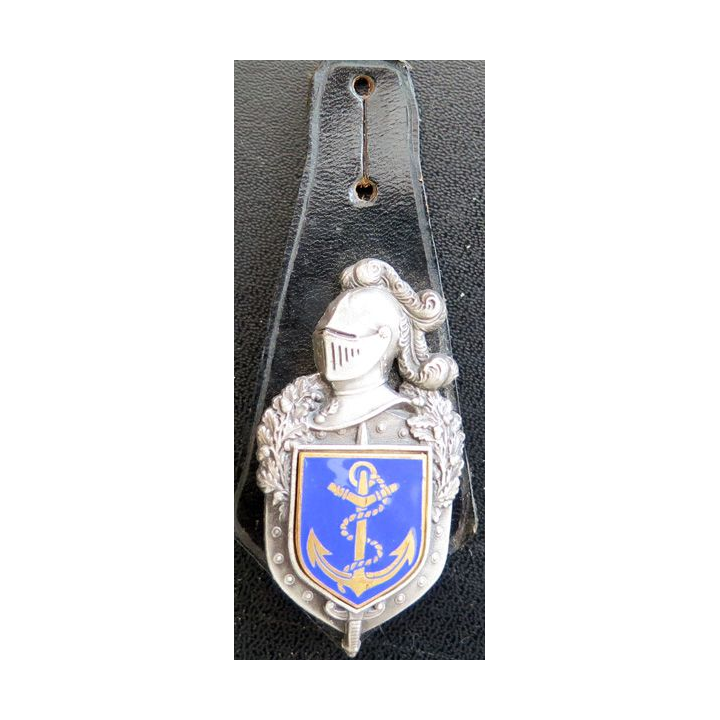 GENDARMERIE : vieil insigne de la Direction de la gendarmerie d'Outre-mer avec écu lisse et doré émaillé sur cuir