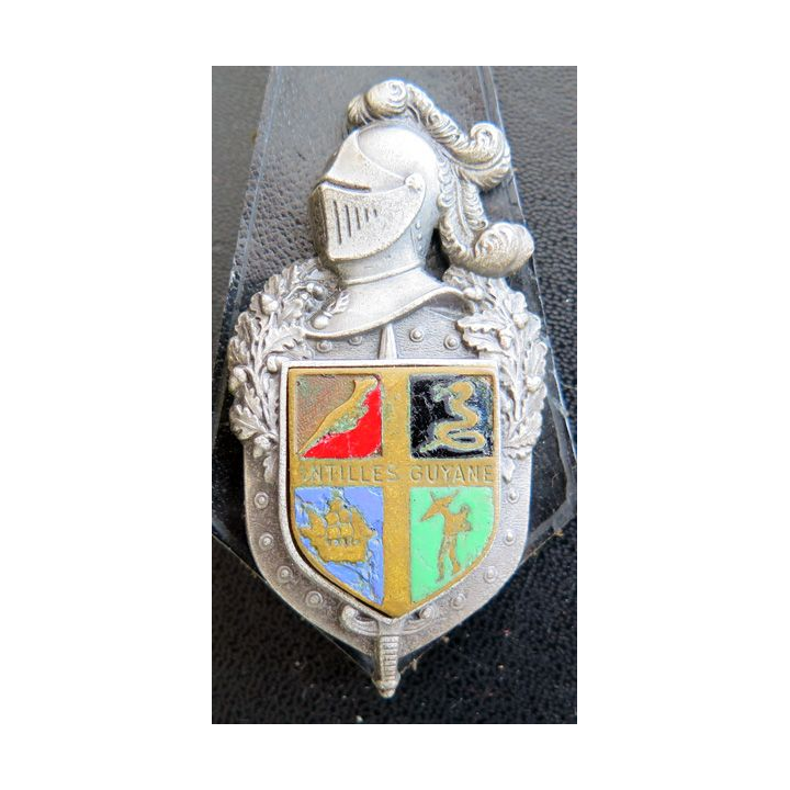 GENDARMERIE : vieil insigne de la Direction de la  gendarmerie d'Antilles Guyane avec écu lisse et doré émaillé sur cuir