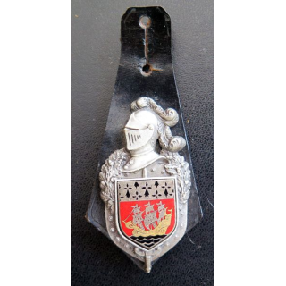 GENDARMERIE : vieil insigne  de la  gendarmerie des Pays de Loire avec écu lisse et doré émaillé sur cuir